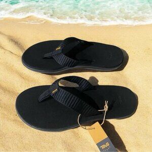 New Teva, woman’s bar Street black thong sandals, size various